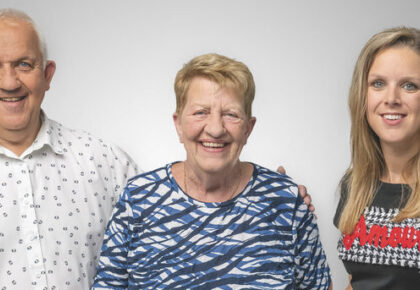 Foto van echtpaar Toon en Kees samen met cliëntondersteuner Jessy