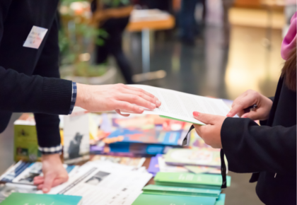 Foto van en tafel met folders