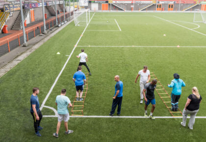Foto van een training op een voetbalveld