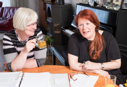Foto van een moeder in gesprek met een consulent