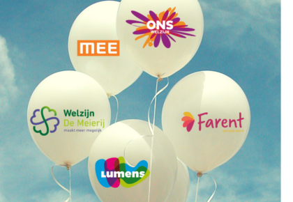 Ballonen met de logo's van de deelnemende organisaties Farent, Lumens, ONS welzijn, Welzijn de Meijerij en MEE