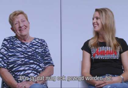 Een consulent en een client in beeld zij verteld haar ervaringen met MEE
