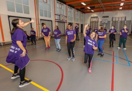 Groep kinderen in gymzaal