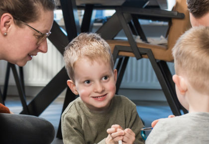 Foto van een jong gezin met vader, moeder en 2 jongetjes